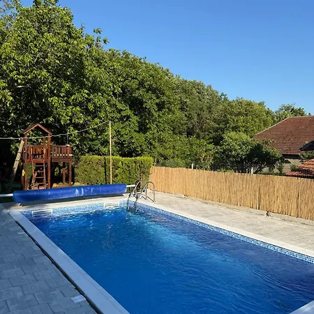 Domacinstvo Trifunovic Проживание в семье