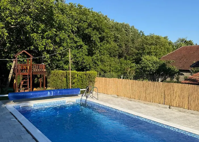 Domacinstvo Trifunovic Проживание в семье